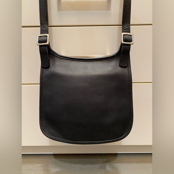 Coach Handbags - *NEW YEAR, NEW TO YOU* Authentic Vintage Coach Leather Saddle Crossbody Bag 9135
